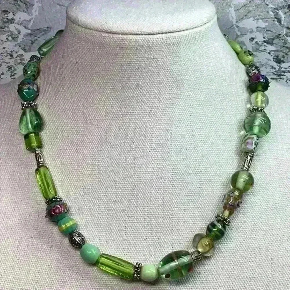 Vintage Unique Green Glass Beaded Necklace- Wedding Cake foil - Picture 1 of 3